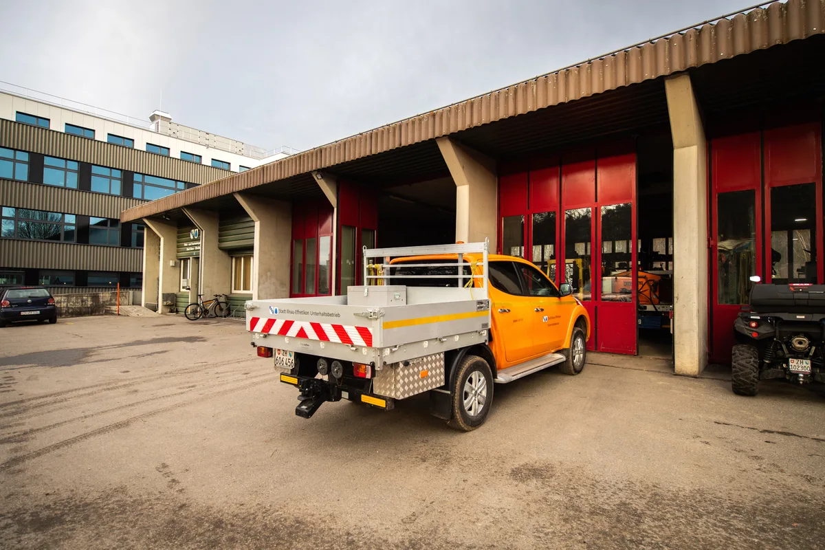 Das Werk- und Feuerwehrgebäude der Stadt ist in die Jahre gekommen und lässt sich nicht ausbauen. (Archiv) Ein Auto steht vor einem Depot.